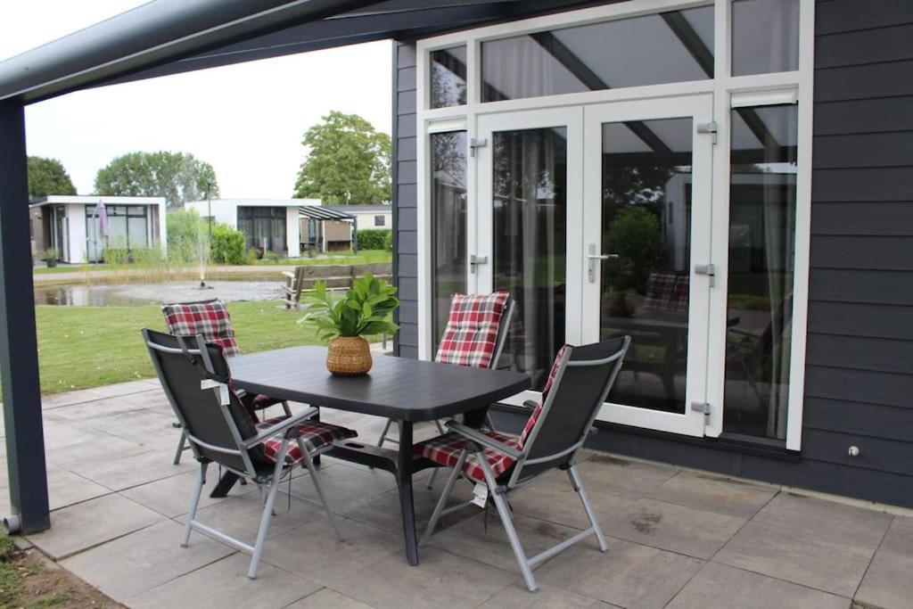 Vakantiehuis Met Vijverzicht Lathum Exterior photo
